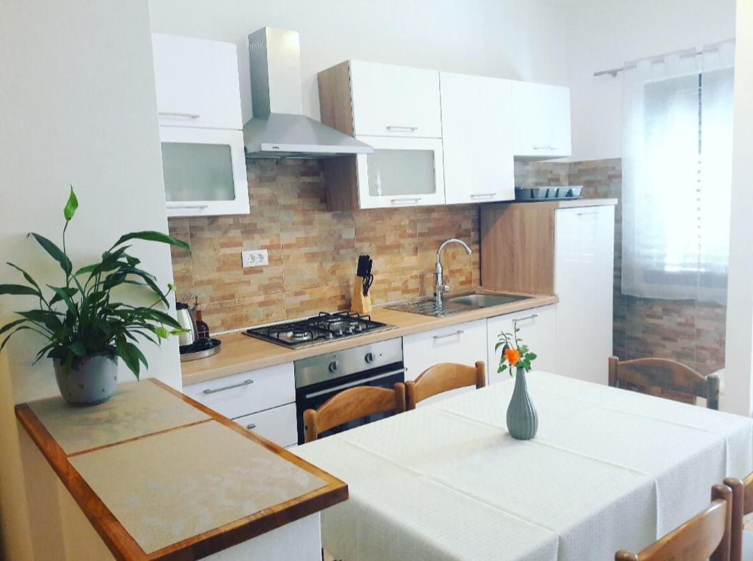 Apartment Nena Near The City Center With Free Parking Pula Exterior foto